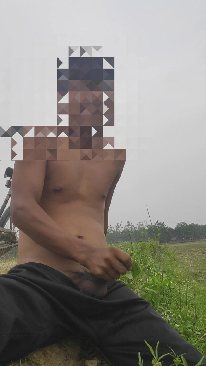 Assamesebodoboy: Indische anale masturbatie buiten langs de weg