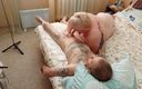 Sweet July: Une belle-mère fait un massage du pénis avec ses mains...