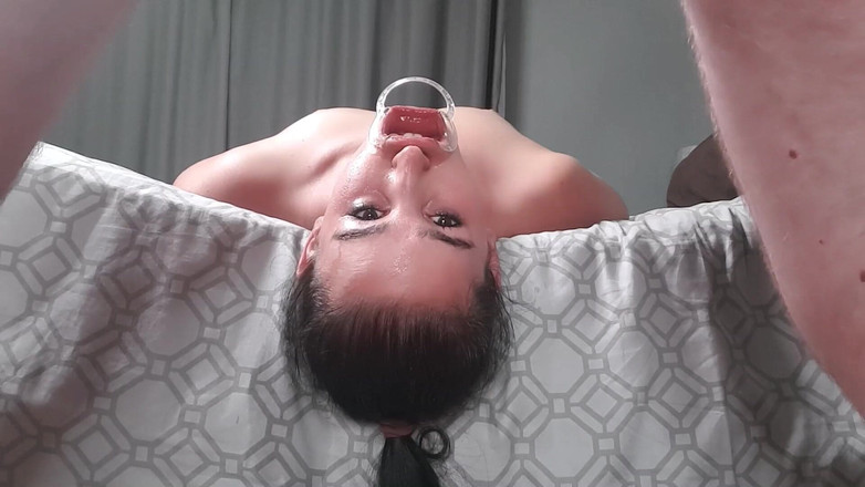 domslutfucker: 女孩用嘴唇收紧器倒立喝尿