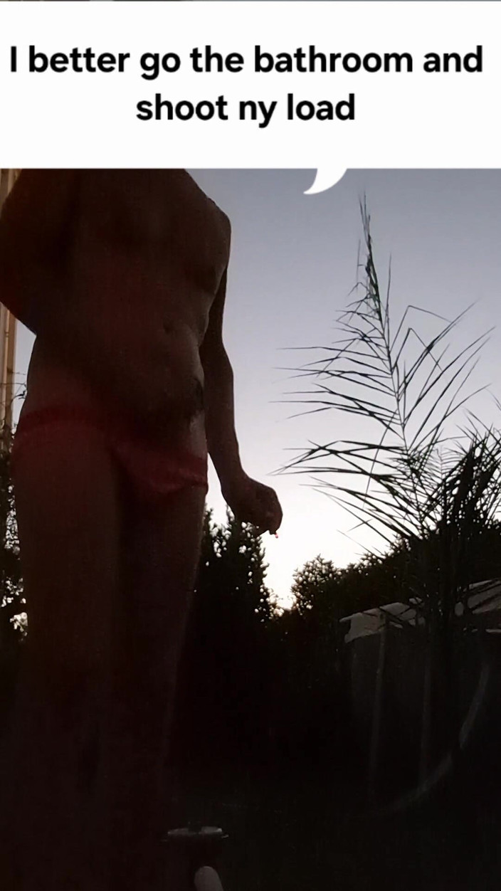 Rafael Torreano: 穿着我的橙色三角裤变得饥渴并撸管并射在我的肚子上