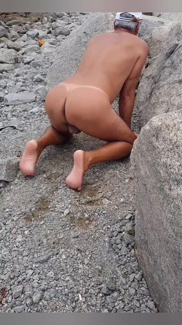 Ladysilvas: Nahá Ladysilva na skalách předvádí svůj opálený zadek se sexy...