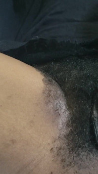 Tante seksi dengan memek berbulu lagi asik masturbasi - close up