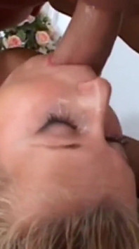 Tvrdé šukání do krku je to, co dělá tento blonďatý orgasmus