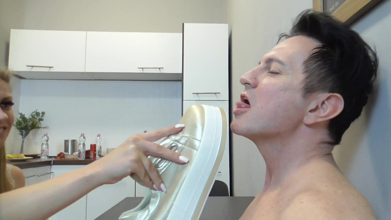 Femdom Sex: Sneaker Sniffing Mask Milking!