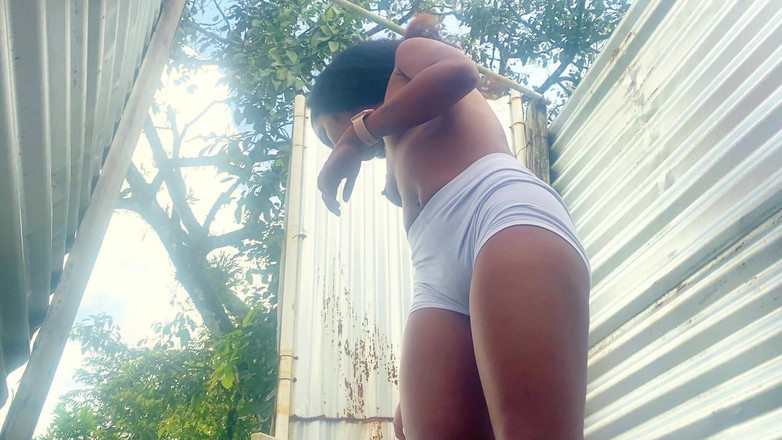 zendella usain: 警備された屋外ブースのセクシーなラテン系