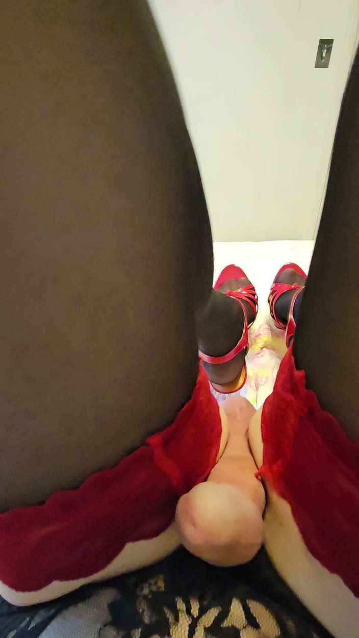 stefanspace96: Semen de muslos en medias de nylon negras y tacones...