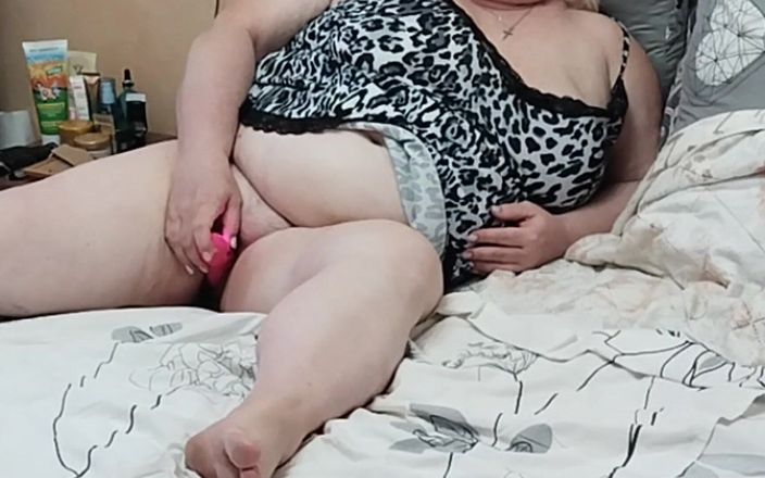 Zona901: सास ने अपनी चूत पर एक नया सेक्स टॉय आजमाया
