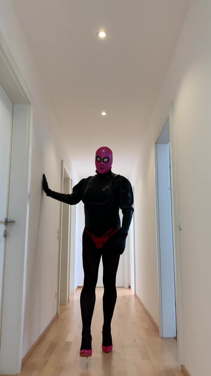 PervyLara: Gemaskerde latexpop