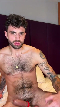 J’essaye de nouveaux jouets que je baise j’adore que mes grosses couilles basses et suspendues se font attraper