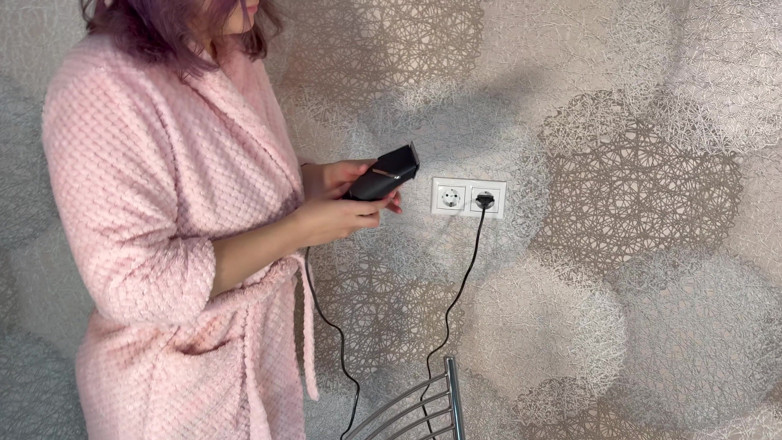 Katybigcherry: La matrigna taglia i capelli del figliastro completamente nudi e...