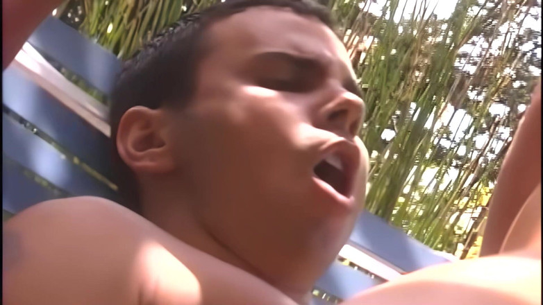 Pervy Studio: Nicole saje svého muže ptáka u bazénu, než je tvrdě...