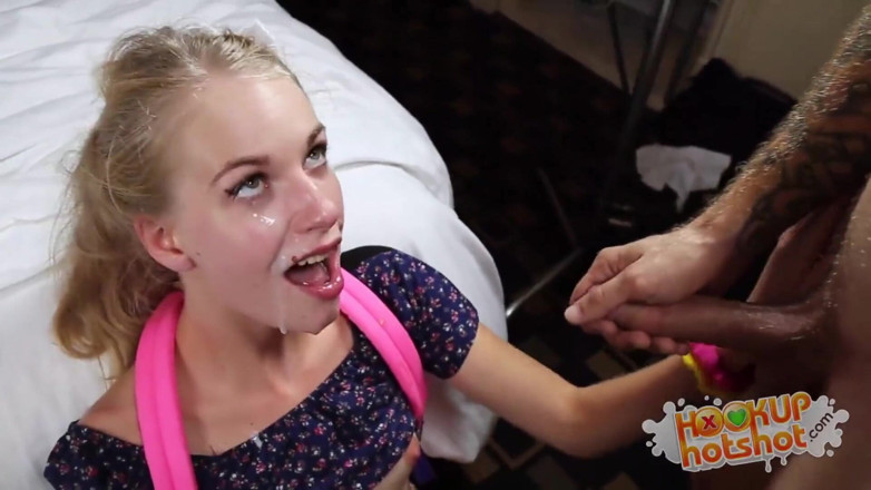 Hookup Hotshot: Jonge blonde studente Erika Divine wordt geneukt na het einde...