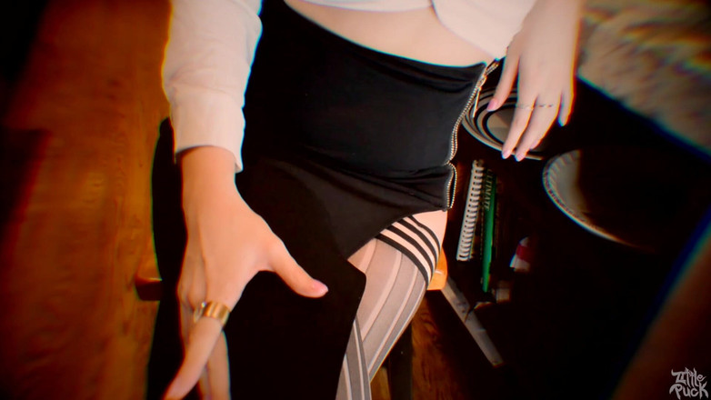 Little Puck: Atração fatal | Dona de casa milf em primeiro plano