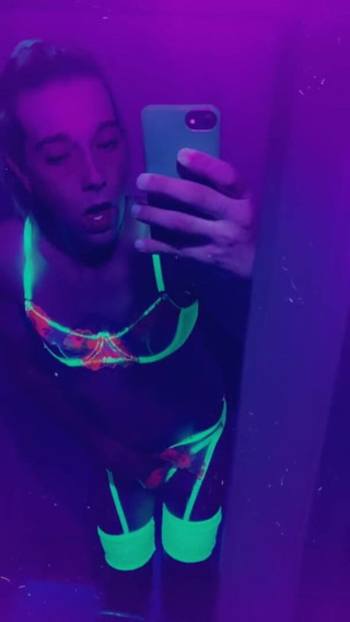 CarmenMelatonin: Pretty rave girl ready to party