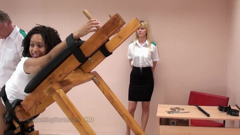 Spanking Server: Danielle, ebenholz mit dickem arsch gepeitscht