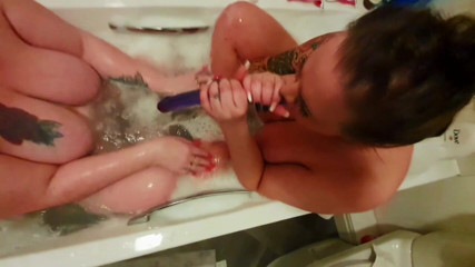 Mia MILF: Máy bay bà già đồng tính người Anh trong bồn tắm...