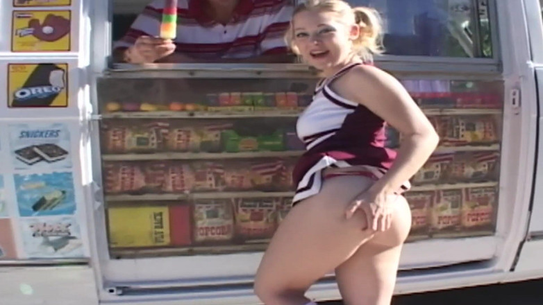 The Window of Sex: Гаряча сцена морозива - 4_busty блондинка з коледжу розважається на вантажівці з морозивом