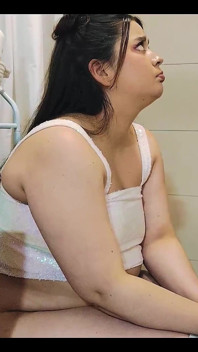 Nicole có một cái bụng đầy hơi và sau đó banh mông của cô ấy vào mặt bạn!