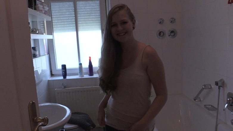 Casting66: Julia Pissing