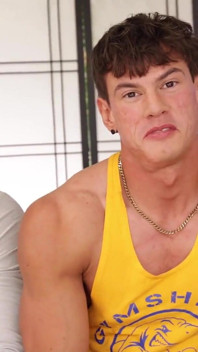 Tan jock tyler schultz primer sexo bi!