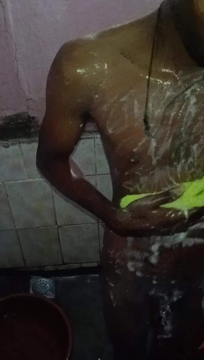 Arvind6355: 화장실에서 차가운 물로 목욕을 즐기세요