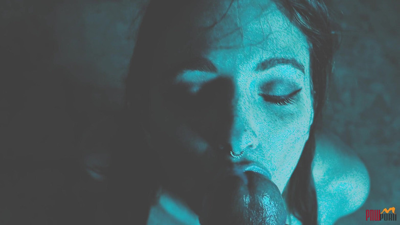 PNW Porn: Kapana kısılmış sürtük soyunuyor ve tutsakları emiyor