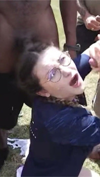 Nerd menina engole cargas durante sessão de quatro