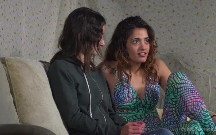 Public Disgrace by Kink: Penelope e Valentina em uma foda gananciosa em grupo