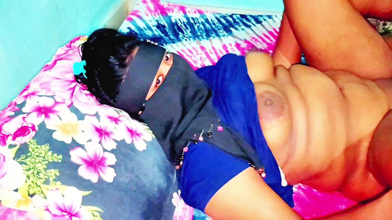 Angel Surovi Lata: Bangladeşli tesettürlü kız büyük aşçı seks keyfi yaşıyor.