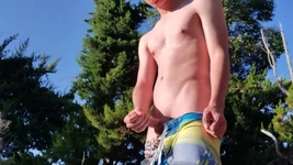 18 岁男孩撸管直到他在散步时射精