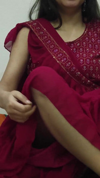 Sexy indická saara bhabhi lízání kundičky a tvrdé šukání za výuku prvního sexu s devarem.