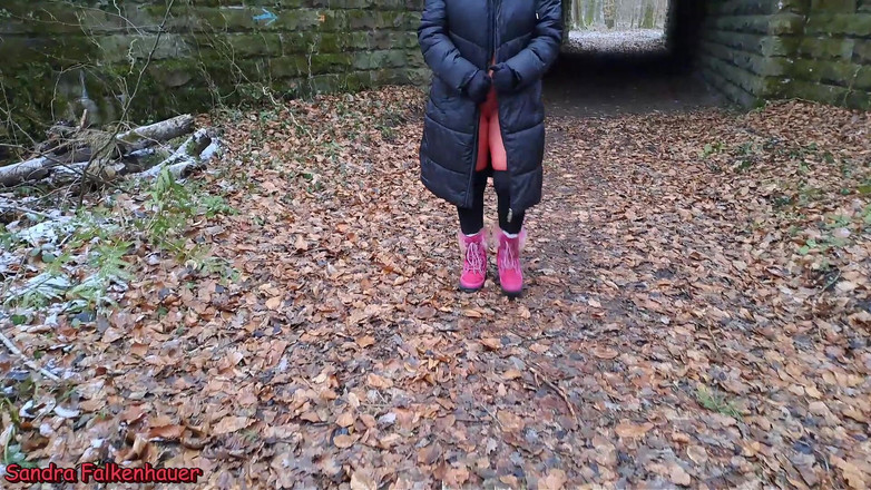 Sandra Falkenhauer: 레드 바디수트