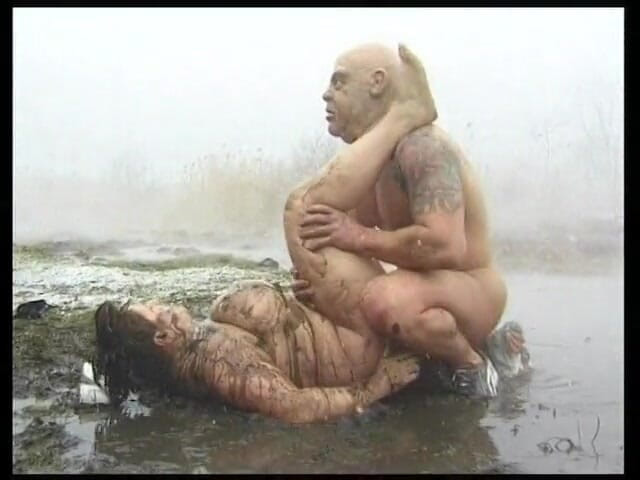 Horny Two really wet MILFs: Velká kráska je rougly ošukaná v blátě