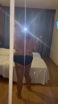 WildEnglishBBW posiert sexy