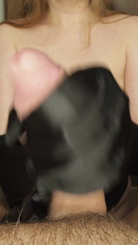 Ho indossato un corsetto e guanti di raso e l'ho masturbato finché non ci è venuto sopra