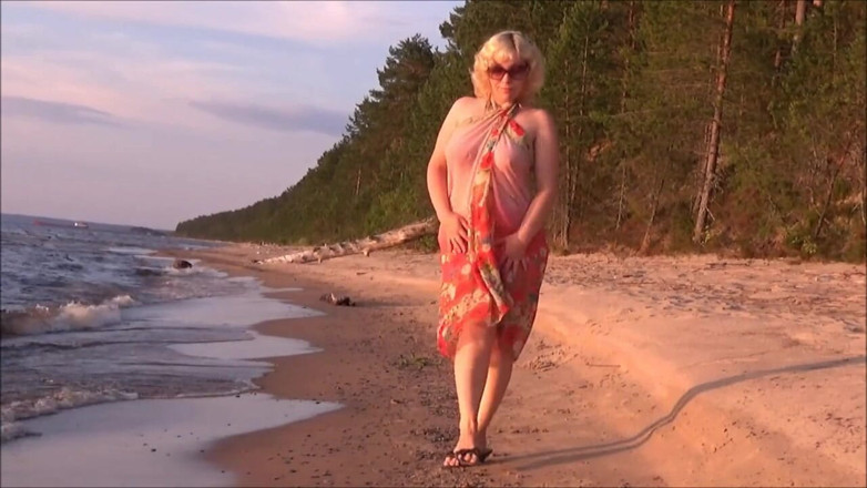 RedRoseRus: Hot dance on the beach