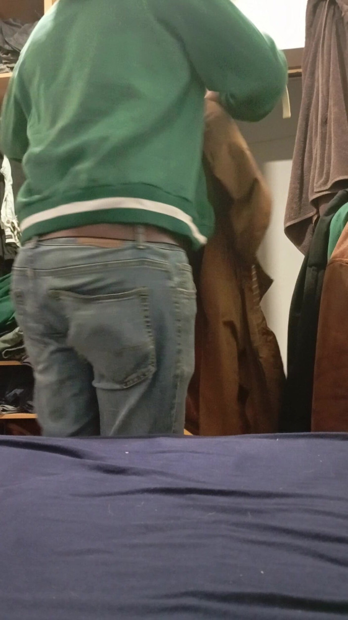 A large Portuguese dick: Kıyafetlerini çıkar