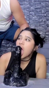 Verdomde Valezka-gezicht met dildo