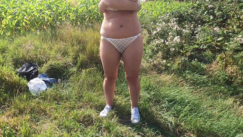 69KnkyKouple69: 淫荡情侣 - 户外玉米地大屁股丰满人妻女牛仔第一人称视角