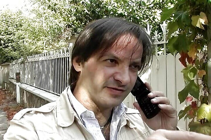 Planete Francaise: 裏庭で精液を飲み込む細身のフランス人少女