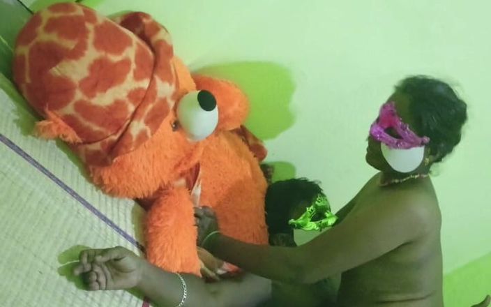 Mahikuma18: Cặp đôi Ấn Độ lãng mạn và hôn một người đẹp