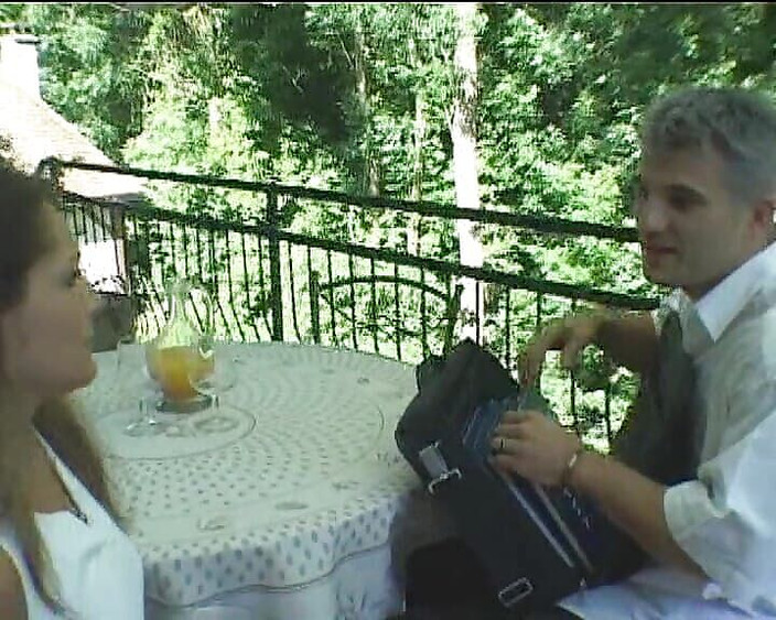 Filles Francaises: フレンチブルネットは、彼女の中の2本のチンポを同時に愛おしがっています!