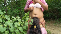 Magilmathi: Estudiante de uniforme universitario al aire libre