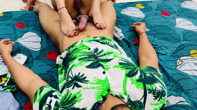 Hornycouple149: Das bett mit der kleinen stiefschwester im urlaub teilen, eine...