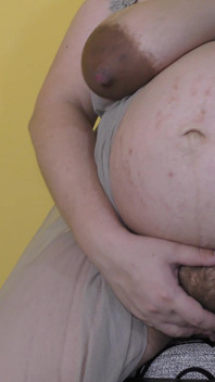Ciężarna milf żona masturbuje się swoją owłosioną cipką dla ciebie - Milky Mari