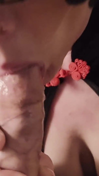 Vestito nero miglior pompino con ingoio sperma in bocca
