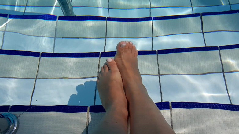 Fetish intimmedia: Fetish kaki bermain di kolam