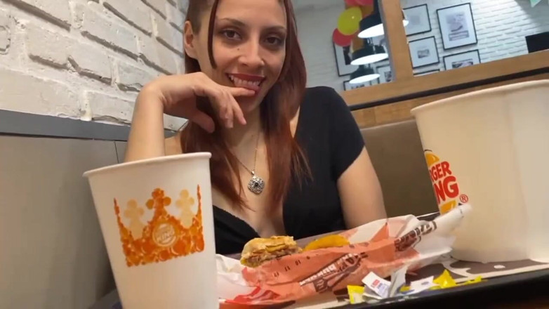 Lynn Scream: Mamada y follada en el baño de Burguer King + exhibicionismo...