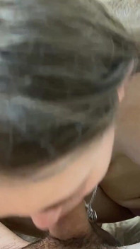 Blowjob manis di atas katil pov