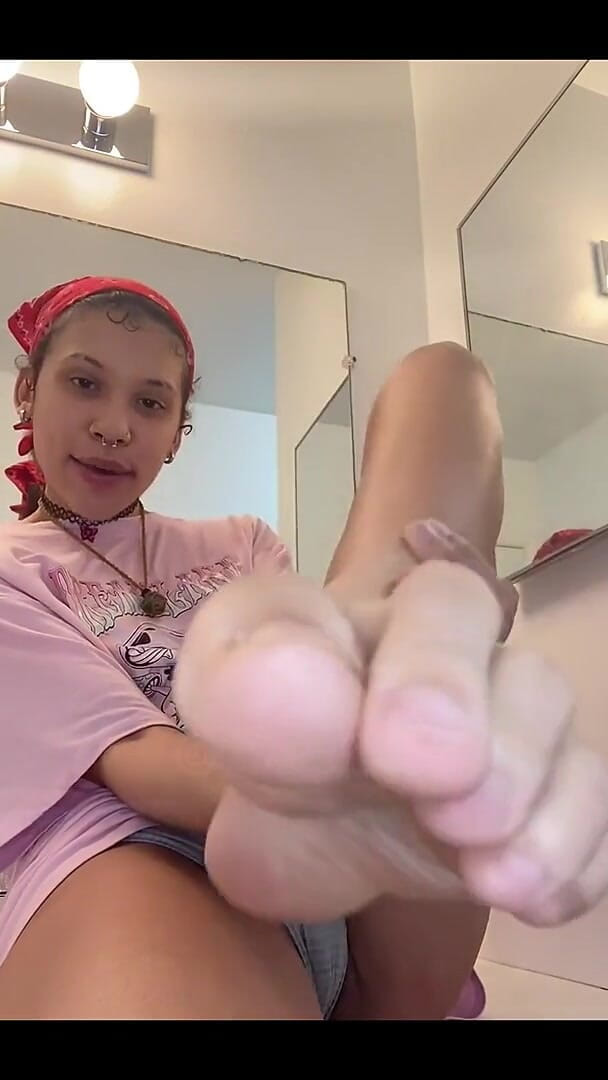 Shoving These Toes in Ur Face (Theunholychi)